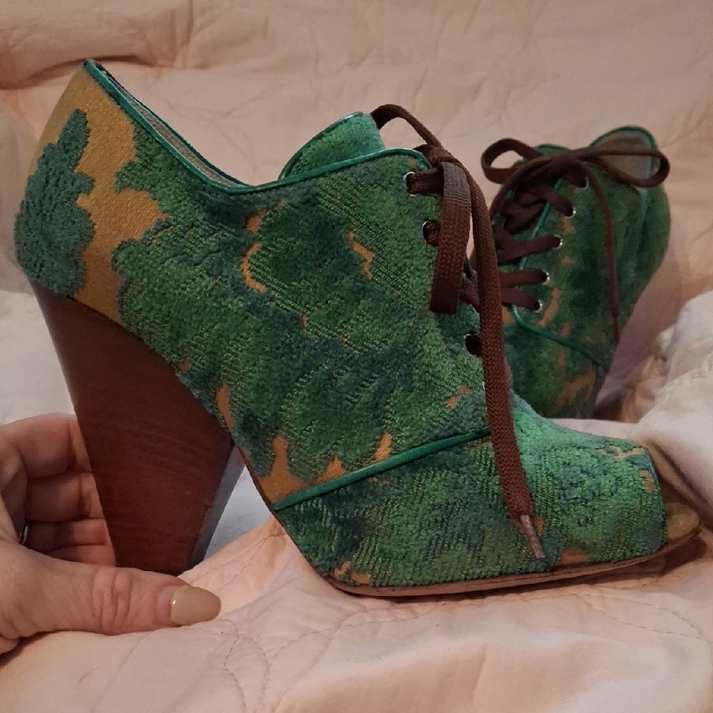 Dolce & Gabbana Green and Tan Lace-Up Heels - Picture 6 of 16